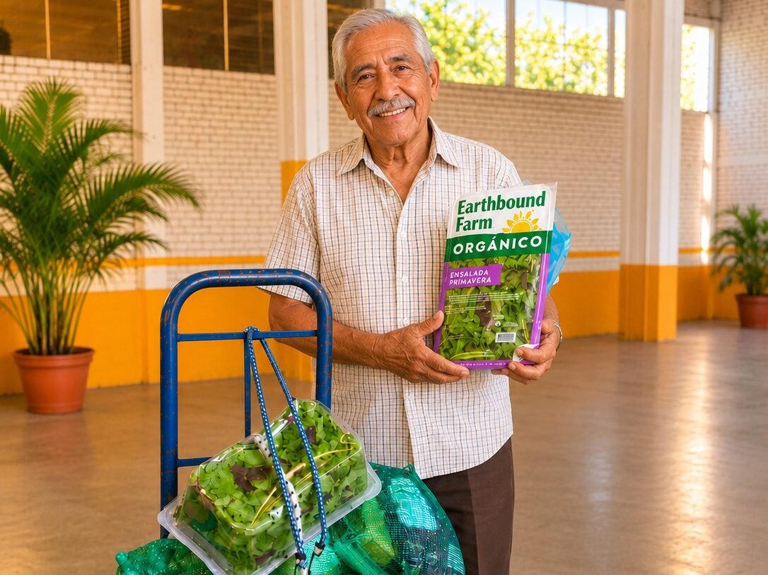 Beneficiaria de Fundación Chedraui recibiendo despensa