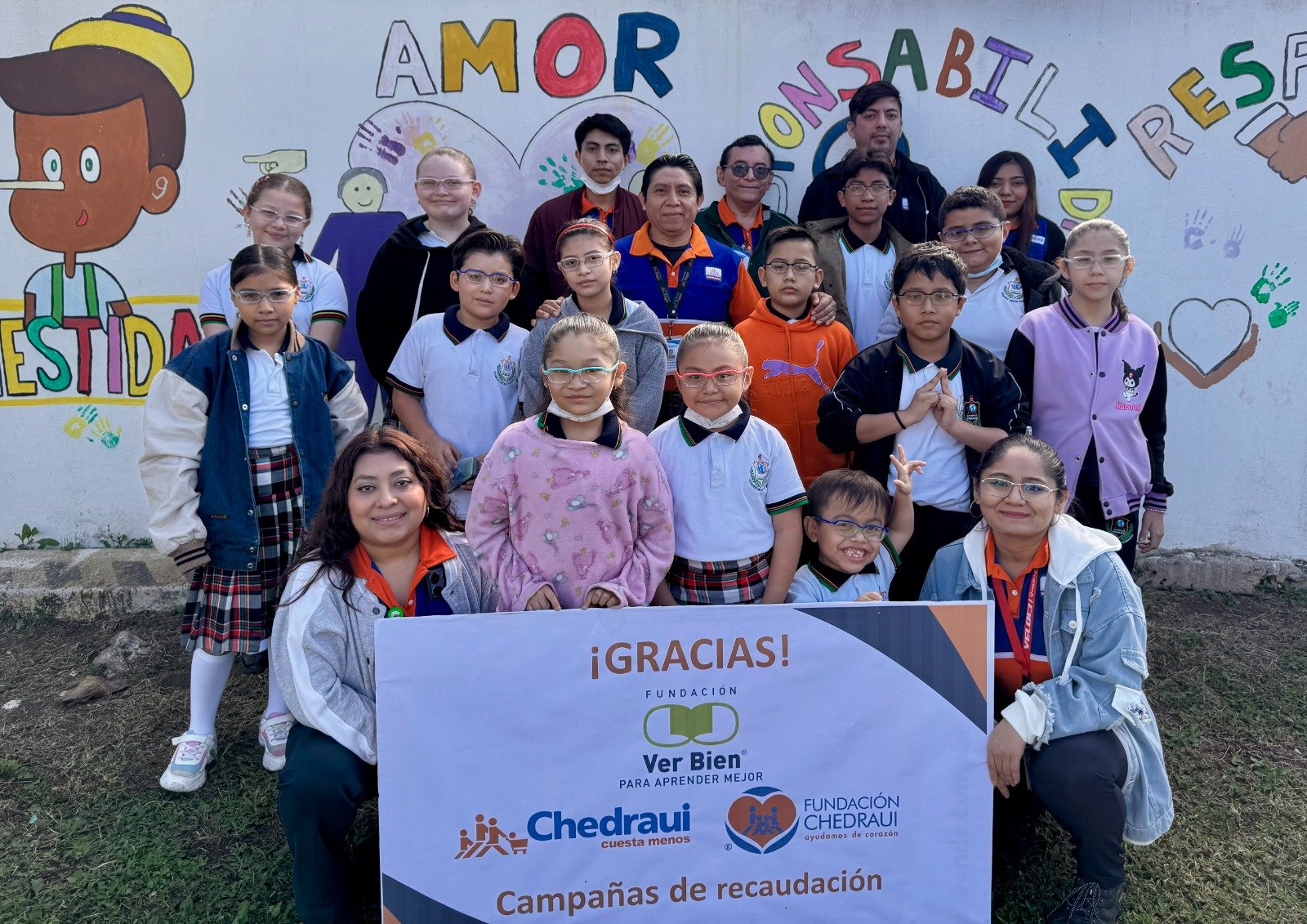 Niñas, niños y equipo beneficiados por la campaña Ver Bien Para Aprender Mejor