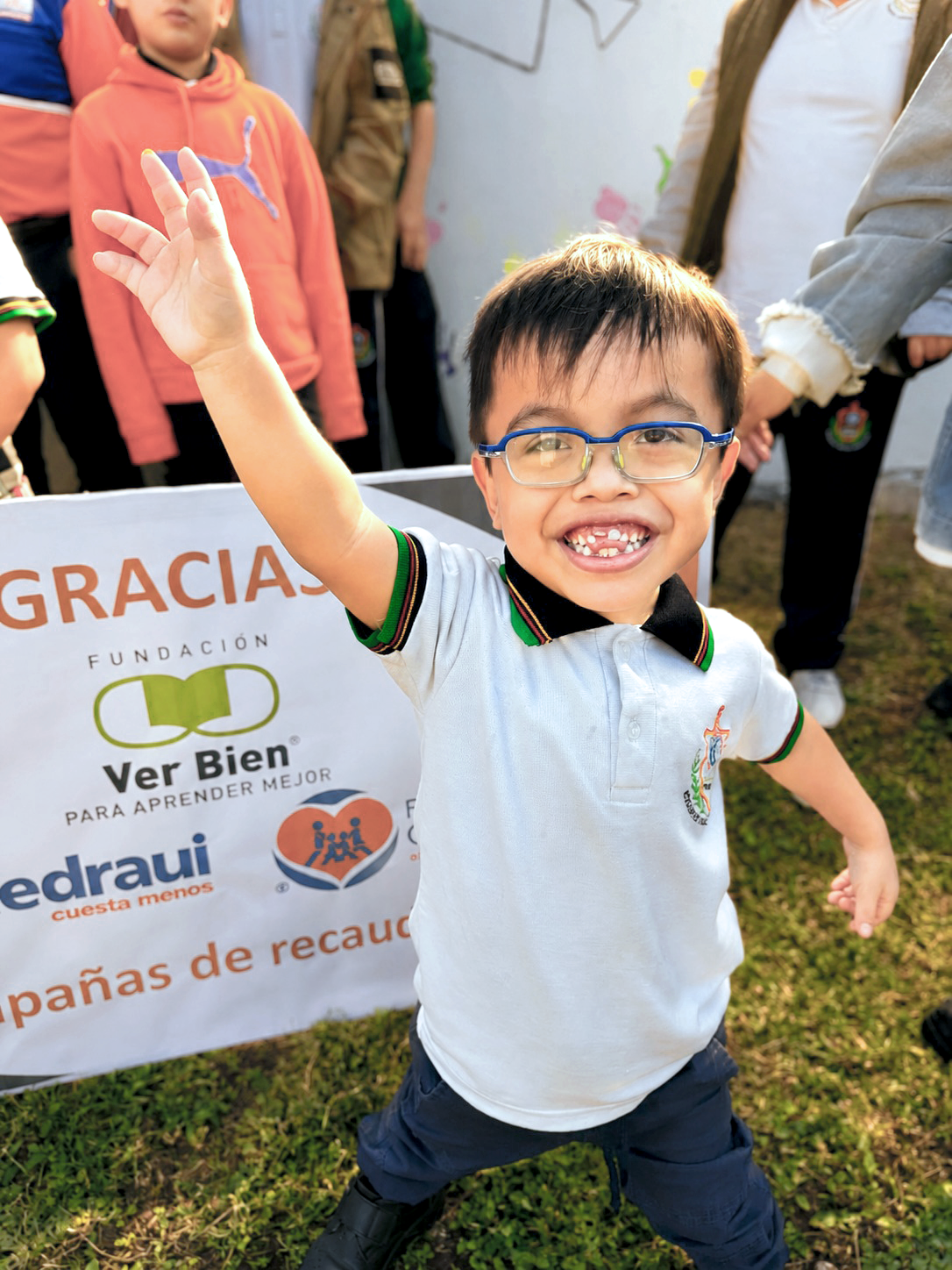 Niño beneficiado con lentes durante la campaña Ver Bien Para Aprender Mejor